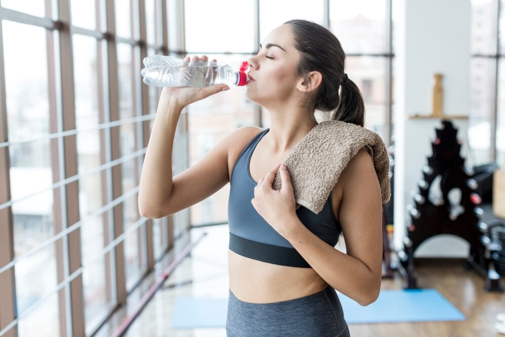 Uống nước đầy đủ giúp cơ thể thon gọn